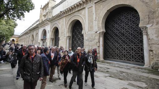 Turistas en el Patio de los Naranjos de la Mezquita-Catedral