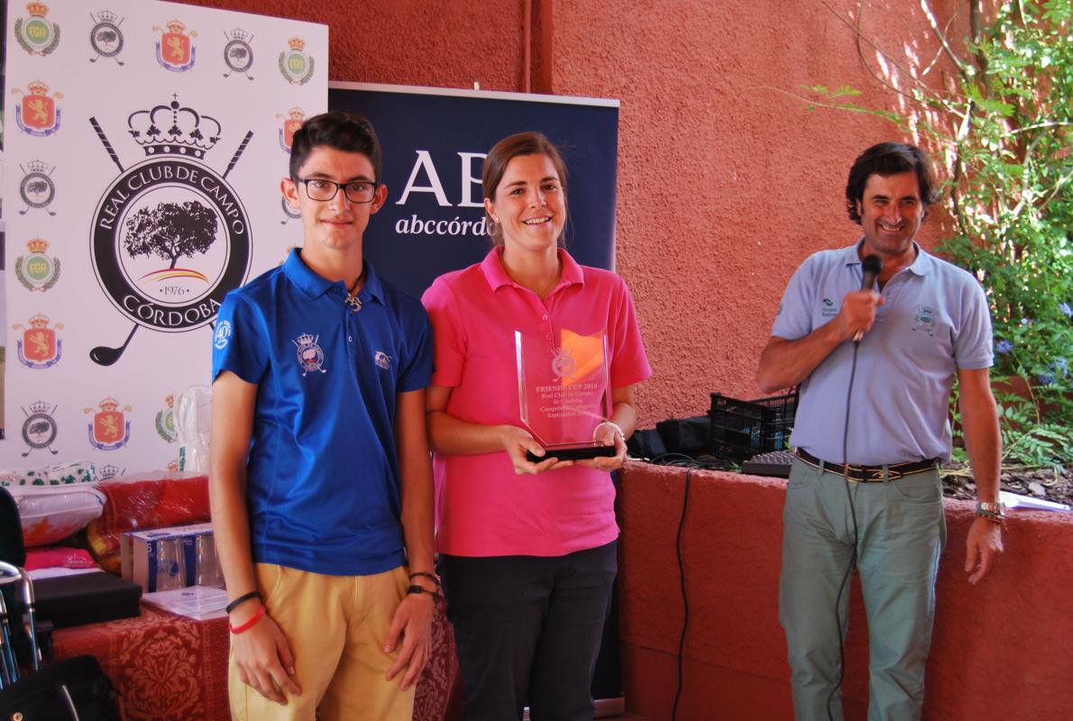 José María Alberti y Marta de la Roja, con su trofeo de ganadores