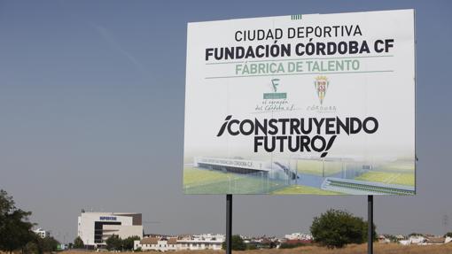 Cartel de la Ciudad Deportiva frustrada en el Parque del Canal