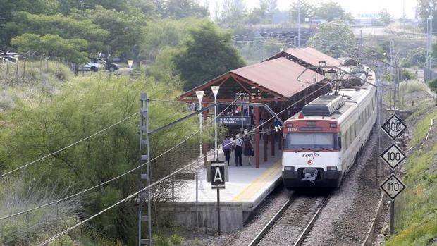 Un tren de Cercanías llegando a Rabanales