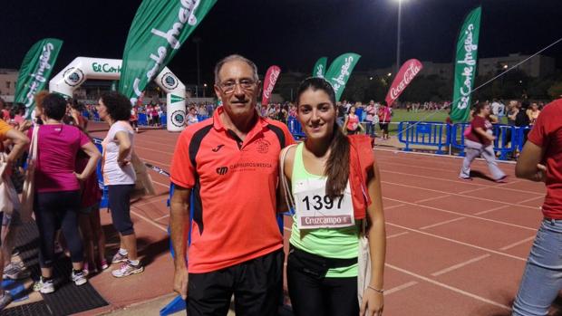 Pilar junto a su padre, en el estadio de El Fontanar en septiembre de 2015, semanas antes de que él falleciera