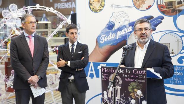 Bartolomé Madrid, en primer término, alcalde de Añora, presentando un evento de su pueblo en Córdoba