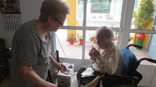 Francisca junto a su hija Ana María, de 80 años