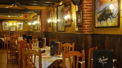 El comedor de la taberna está decorados con fotografías y cuadros alusivos a la Tauromaquia