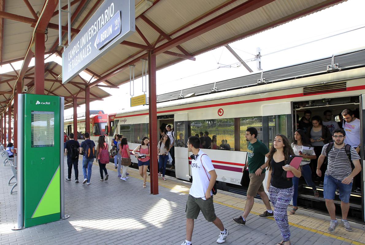 Estudiantes bajando del tren en el apeadero de Rabanales