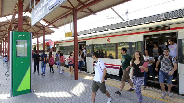Estudiantes bajando del tren en el apeadero de Rabanales