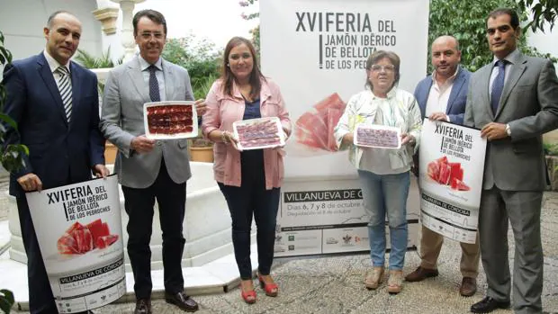 Representantes institicionales de la Feria del Jamón, ayer en la Diputación Provincial