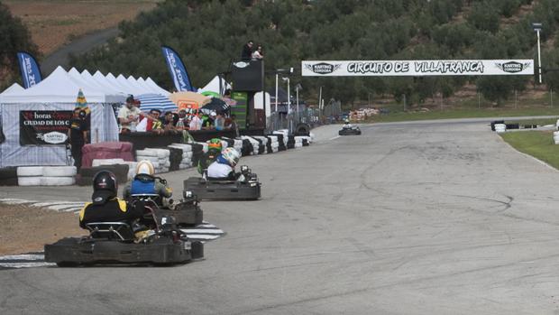 Imagen de los karts del Karting Córdoba en el circuito de Villafranca