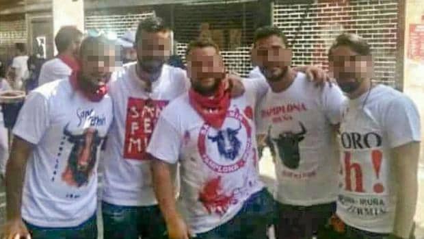 Foto de grupo de los presuntos violadores en Pamplona y Pozoblanco