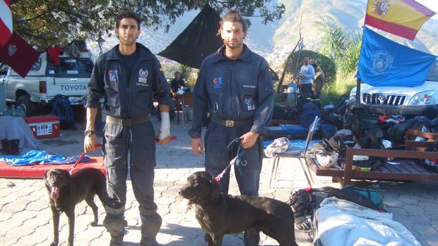 Antonio García, a la derecha, junto a su perra de rescate