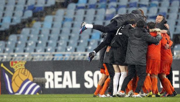 Los jugadores del Córdoba celebran la clasificación en Anoeta ante la Real en 2012