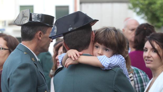 Un agente besa a una niña en un acto del Día del Pilar