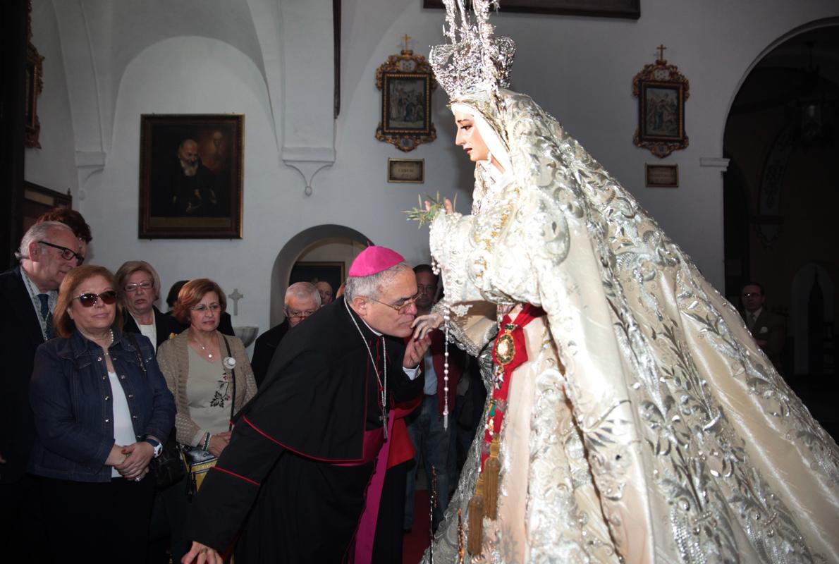 El obispo de Córdoba besa la mano de la Virgen de la Paz