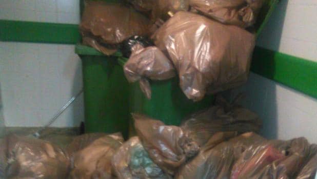 Imagen de cómo se acumulan las basuras en el Juan Ramón Jiménez
