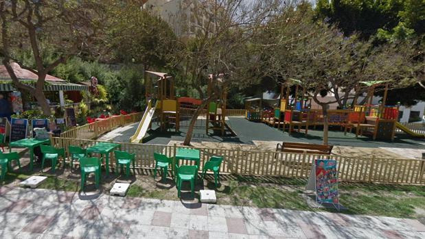 La joven se encontraba en la terraza de un quiosco de un parque infantil de Benalmádena