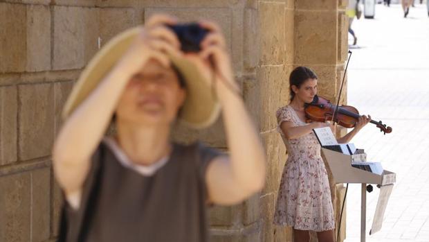 La violinista, tocando junto al Puente Romano