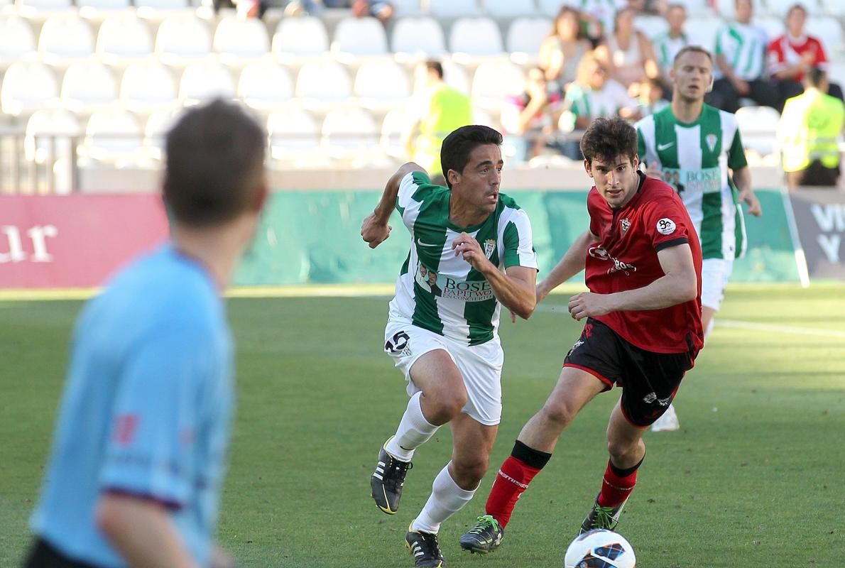 Pedro conduce el balón ante un opositor del Mirandés