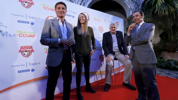 Autoridades y padrinos de la Copa Covap, este jueves, durante la presentación en Córdoba