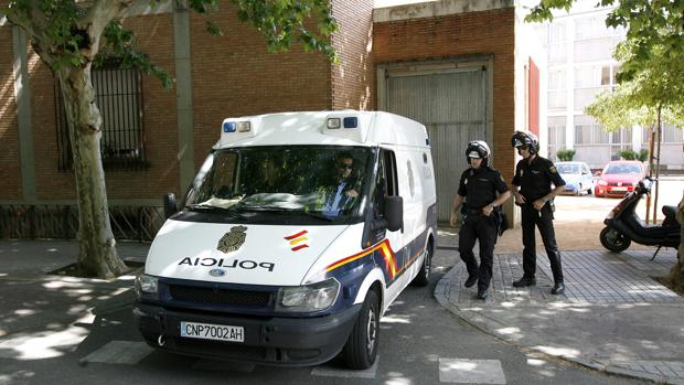 Policía en el traslado de un preso en los Juzgados de Córdoba