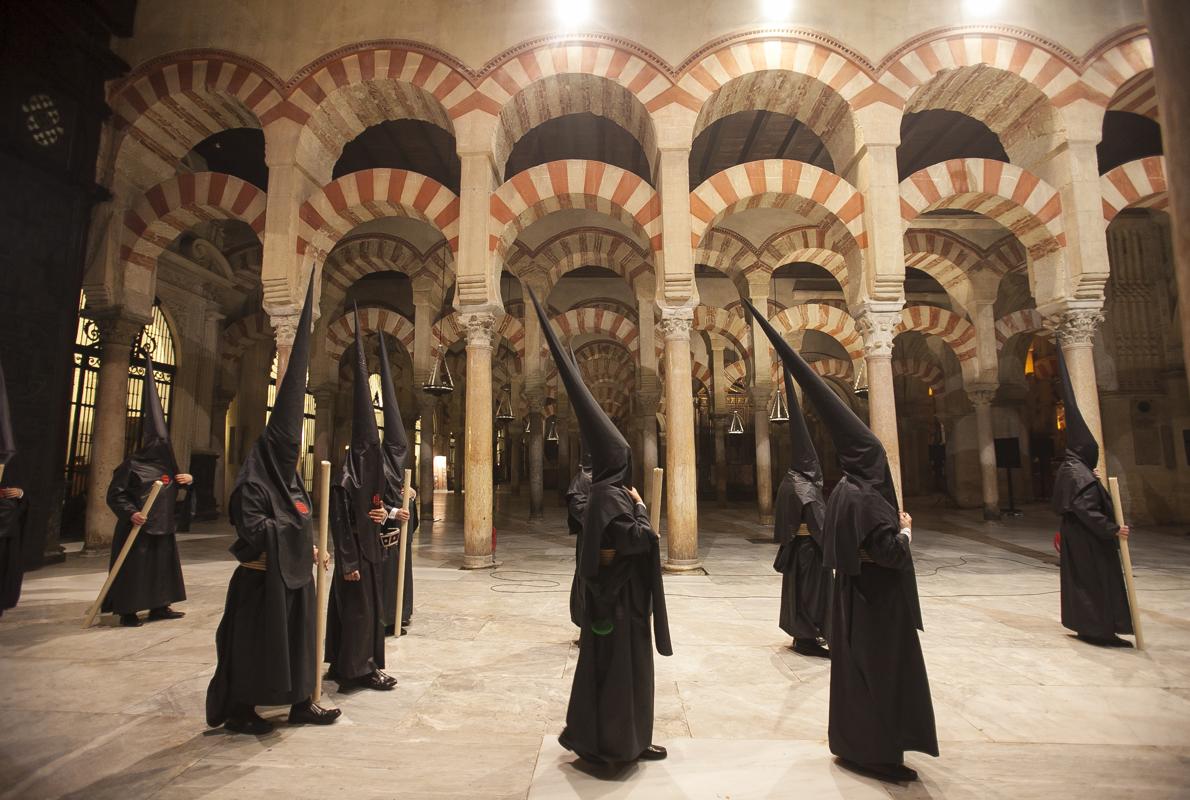 Nazarenos del Santo Sepulcro en el interior de la Catedral