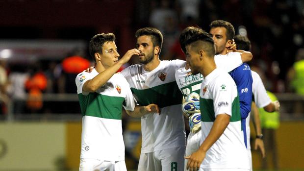 El exblanquiverde Pelayo, en el centro, celebra un gol con el Elche