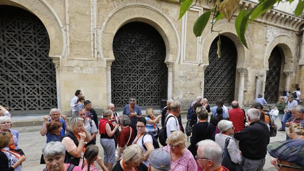 Turistas ante las celosías de la Mezquita-Catedral