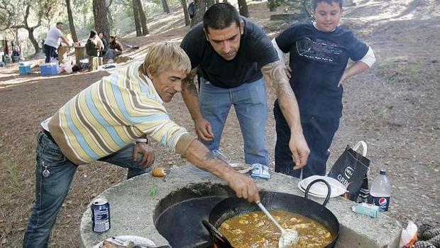 Dos cordobeses preparan un perol en el parque periurbano de Los Villares