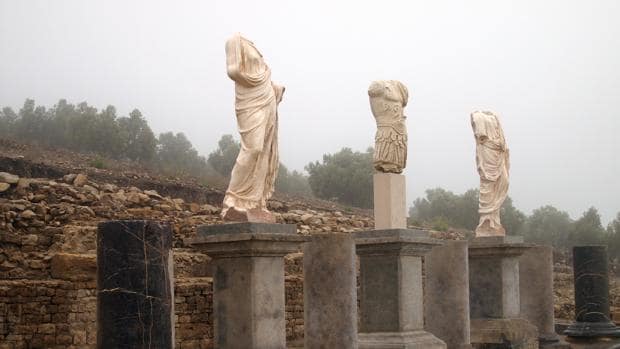 Estatuas repuestas en el foro romano de Torreparedones