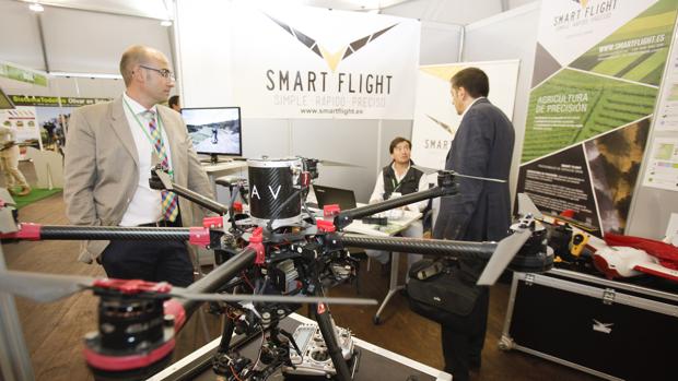 Un expositor de drones en Fimart 2016, en el Palacio de la Merced