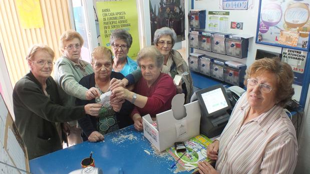 Grupo de amigas ganadora del premio de la Primitiva en la administración de Pedro Abad