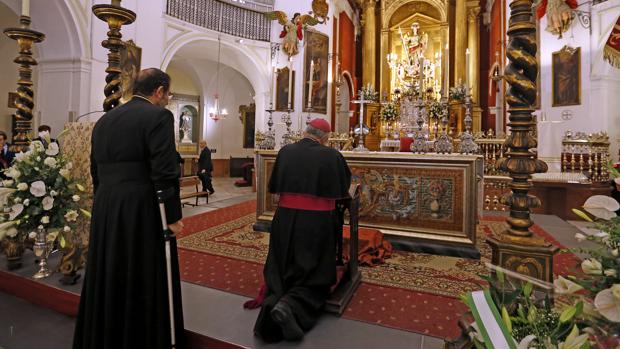 El obispo arrodillado ante la imagen de San Rafael en el Juramento