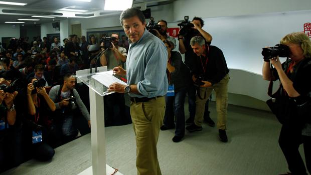 Javier Fernández, presidente de la gestora del PSOE, en la rueda de prensa ofrecida tras la reunión del Comité Federal