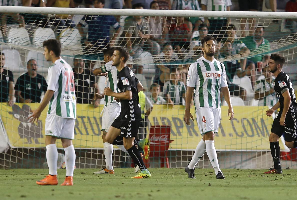 Los jugadores del Lugo celebran su tercer gol