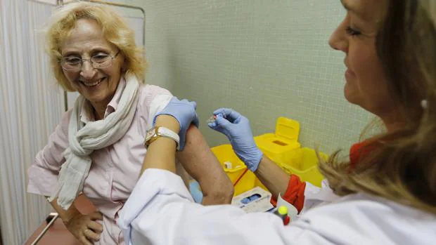 Una mujer acude a vacunarse al centro de salud