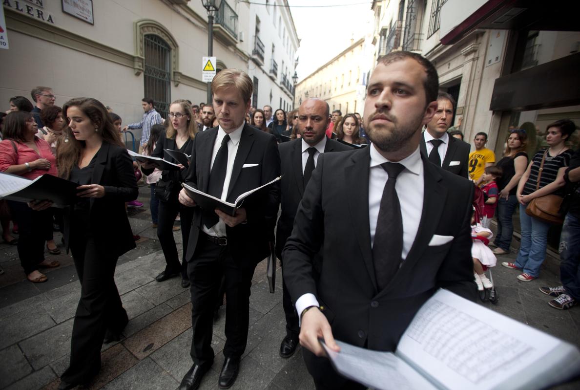 Cantabile, actuando tras la Virgen del Desconsuelo