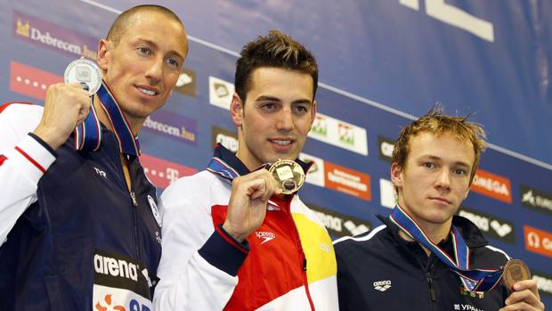 Rafael Muñoz, con la medalla de oro europea de los 50 metros mariposa en 2012