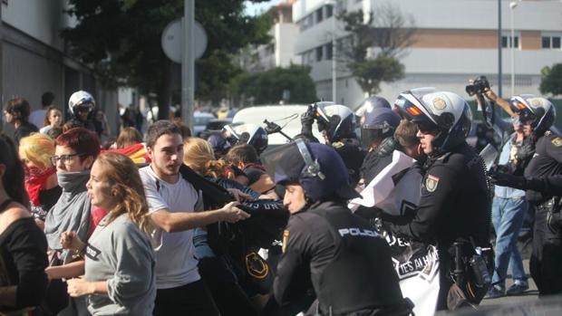 Momentos de tensión frente a la sede del PP el miércoles