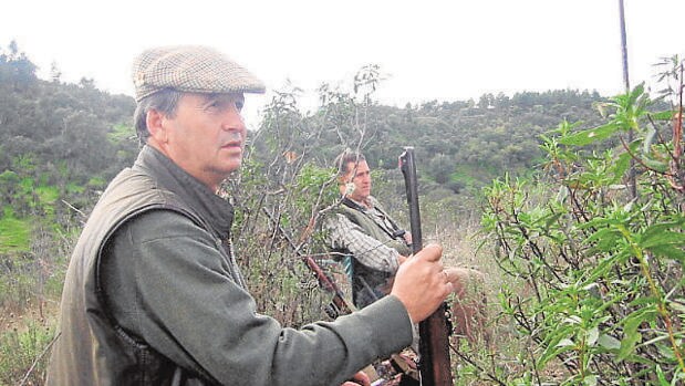 Dos cazadores en un puesto en una montería en Córdoba