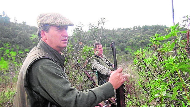 Dos cazadores en un puesto en una montería en Córdoba