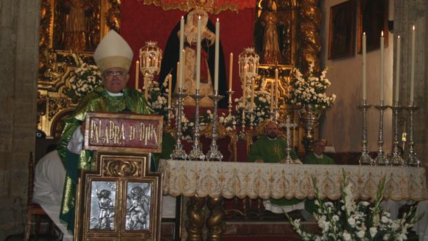 El obispo de Córdoba en el púlpito de la parroquia del Soterraño, en Aguilar de la Frontera