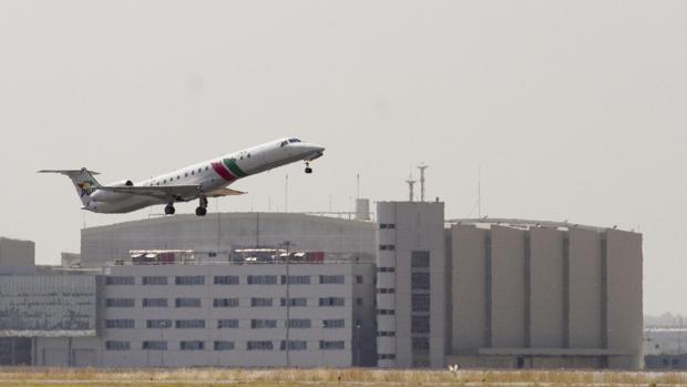 Un avión en el aeropuerto de San Pablo en Sevilla