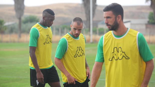 Domingo Cisma, en primer plano a la derecha, defensa del Córdoba CF