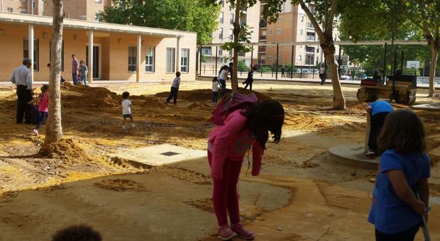 Escolares del Colegio Europa por el patio en obras con máquinas, arena y desperfectos este viernes
