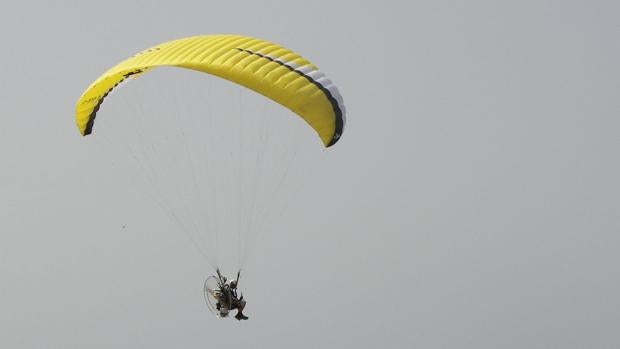 Un hombre vuela con su paramotor