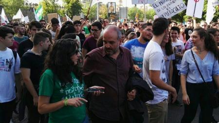 Los parlamentarios andaluces de Podemos, entre los jóvenes estudiantes