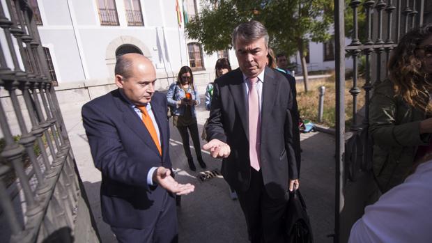 Los abogados de la defensa en la entrada de los juzgados de Pozoblanco