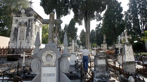 Zona de tumbas y pantenones en el Cementerio de la Salud