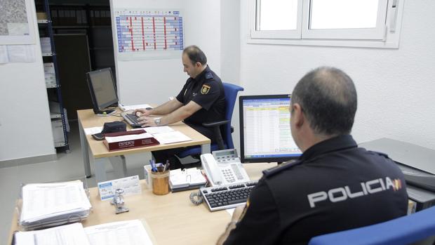 Agentes de la Policía Nacional en la comisaría de Córdoba