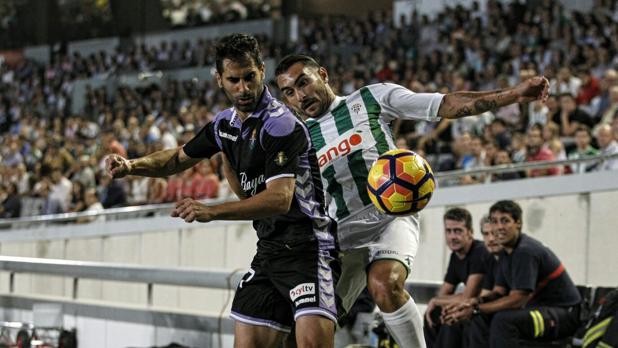 Samu de los Reyes pelea un balón en la banda