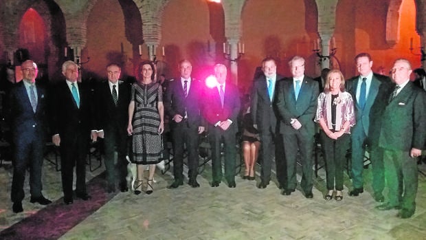 Foto de familia en la presentación del libro sobre la historia del Palacio de Portocarrero de Palma del Río